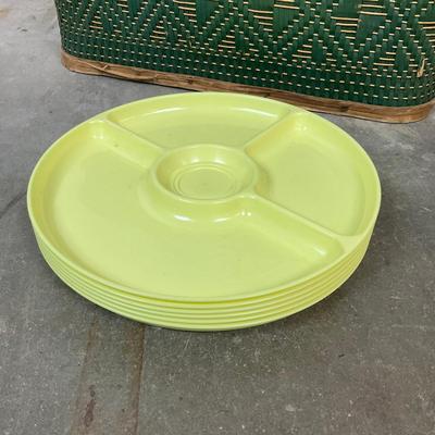 653 Vintage Woven Picnic Basket With Mugs, Plates & Utensils