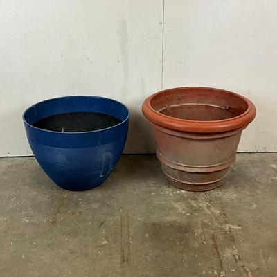 672 Pair Of Plastic Planters