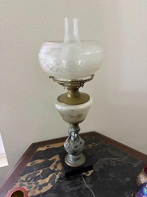 Oil lamp with lady bust