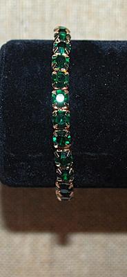 Beautiful Infinity-Style Green Square Beveled Stones ELASTIC BRACELET (2" Opening) with a Gold Tone Setting