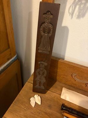 Cookie mold, 2 arrowheads