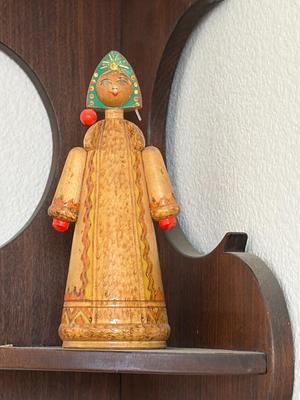 Wall corner shelf and knickknacks