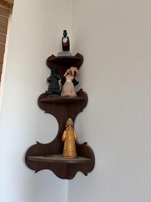 Wall corner shelf and knickknacks