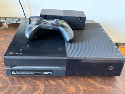 XBOX One console and control