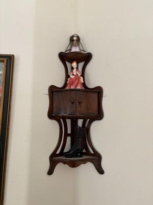 Wall corner shelf with knickknacks