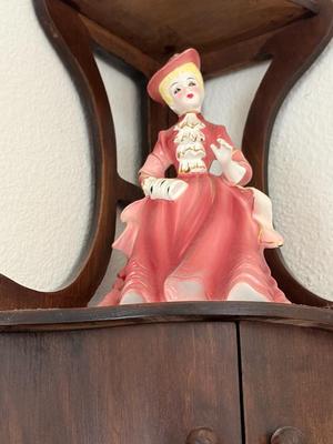 Wall corner shelf with knickknacks