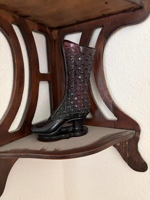 Wall corner shelf with knickknacks