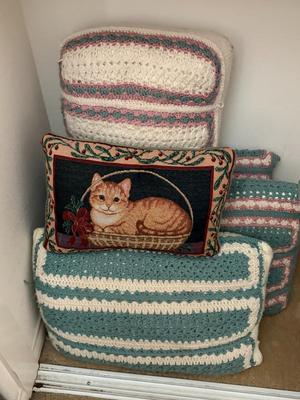 5 Decorator pillows