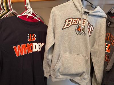 329 8 Bengals T-shirts and 1 sweatshirt size L