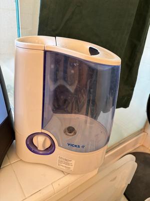 2 Humidifiers, nose cleaner