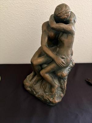 "The Kiss" statue
