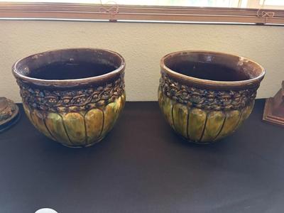 2 ceramic pots