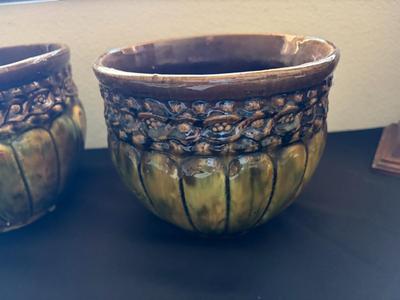 2 ceramic pots
