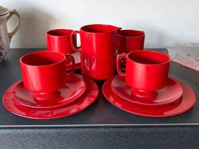 Red Oneida plastic dish set