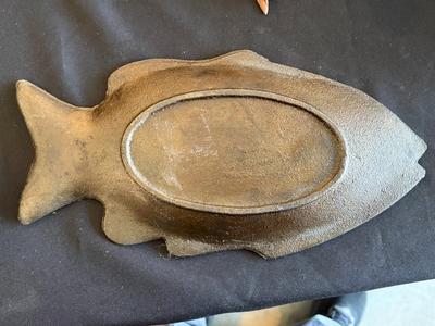 Cast iron fish pan