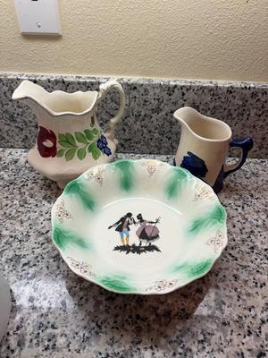 Bowl and 2 creamers
