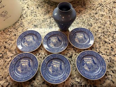 6 mini Spode plates, small vase