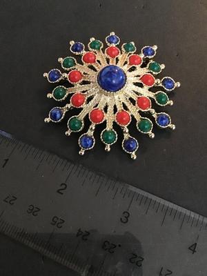 Beautiful vintage, Sarah Coventry, multicolored brooch faux stone