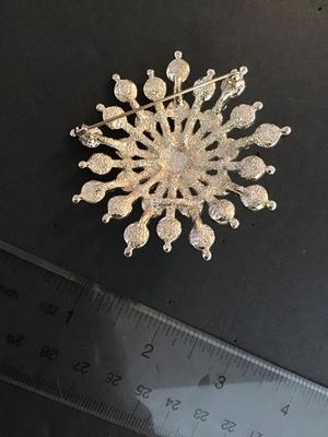 Beautiful vintage, Sarah Coventry, multicolored brooch faux stone