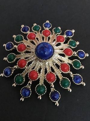 Beautiful vintage, Sarah Coventry, multicolored brooch faux stone