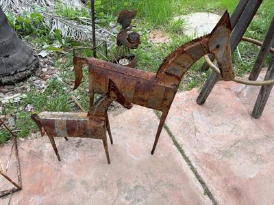 2 metal horse garden decorations