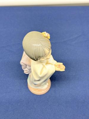 Lladro Girl Bearing Flowers # 6151 Retired