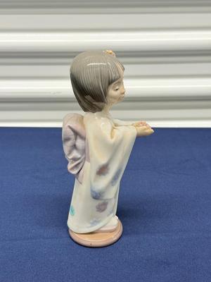 Lladro Girl Bearing Flowers # 6151 Retired