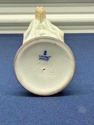 Lladro Girl Bearing Flowers # 6151 Retired