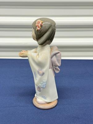 Lladro Girl Bearing Flowers # 6151 Retired