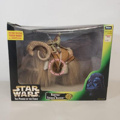 LOT 43: Kenner Star Wars The Power of the Force Bantha & Tusken Raider Large Action Figure Set