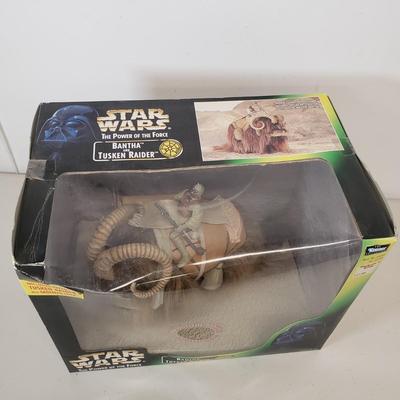 LOT 43: Kenner Star Wars The Power of the Force Bantha & Tusken Raider Large Action Figure Set
