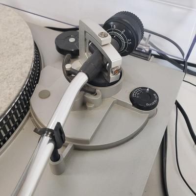LOT 46: Technics SL-5100 Direct Drive Turntable System