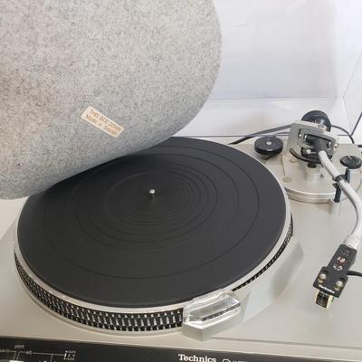 LOT 46: Technics SL-5100 Direct Drive Turntable System