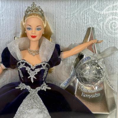 LOT 61: NRFB: 1998 Trendmasters Austin Powers Action Figure, Mattel Barbie Collector Edition Barbie & Ken as Scully & Mulder...