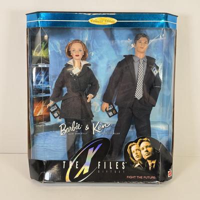 LOT 61: NRFB: 1998 Trendmasters Austin Powers Action Figure, Mattel Barbie Collector Edition Barbie & Ken as Scully & Mulder...