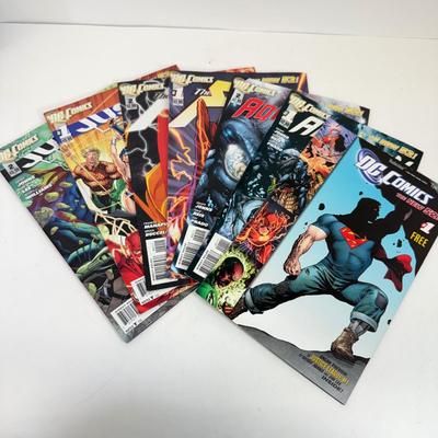 LOT 83: DC The New 52! Comics: Justice League, Flash, Aquaman