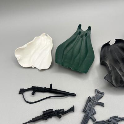 LOT 162F: Star Wars Power of the Force Action Figure Accessories