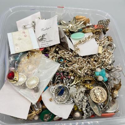 LOT 205J: Vintage Costume Jewelry Craft / Repair Lot - Mismatched, Broken Jewelry