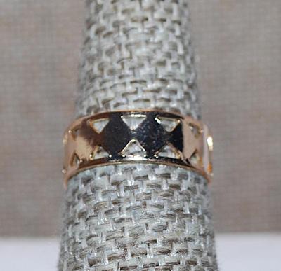 Size 7 Infinity Style No Stones Gold Tone RING with Cut-Out Triangles (1.8g)