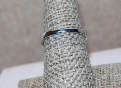 Size 7½ Beautiful Bejeweled Silver Tone Overlapping Band RING (3.0g)