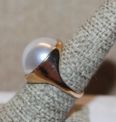 Size 7¾ Large Button Style "Pearl" RING with Cup Surround and Gold Tone Setting (8.0g)