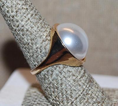 Size 7¾ Large Button Style "Pearl" RING with Cup Surround and Gold Tone Setting (8.0g)