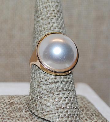 Size 7¾ Large Button Style "Pearl" RING with Cup Surround and Gold Tone Setting (8.0g)