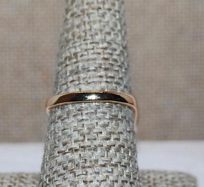 Size 7¾ Large Button Style "Pearl" RING with Cup Surround and Gold Tone Setting (8.0g)