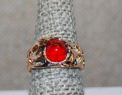 Size 7½ Bright RED Round Glass Stone RING with a Cut-Out Gold Tone OPEN-ENDED Band (3.6g)