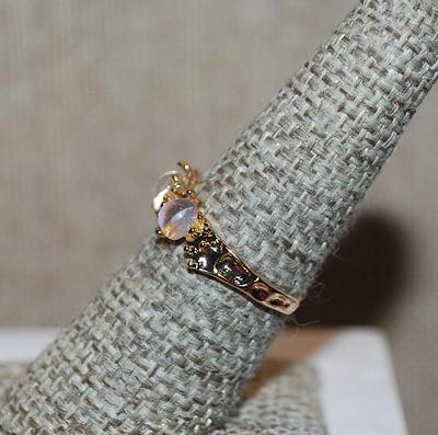 Size 7½ Triple Iridescent Stones RING with Multi-Pronged Gold Tone Setting & OPEN_ENDED Band (2.1g)