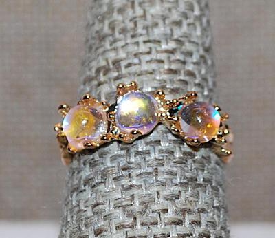 Size 7½ Triple Iridescent Stones RING with Multi-Pronged Gold Tone Setting & OPEN_ENDED Band (2.1g)