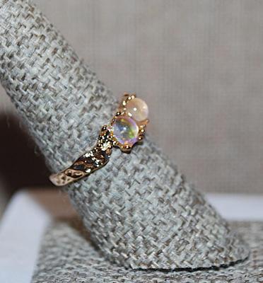 Size 7½ Triple Iridescent Stones RING with Multi-Pronged Gold Tone Setting & OPEN_ENDED Band (2.1g)