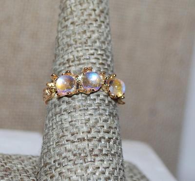 Size 7½ Triple Iridescent Stones RING with Multi-Pronged Gold Tone Setting & OPEN_ENDED Band (2.1g)
