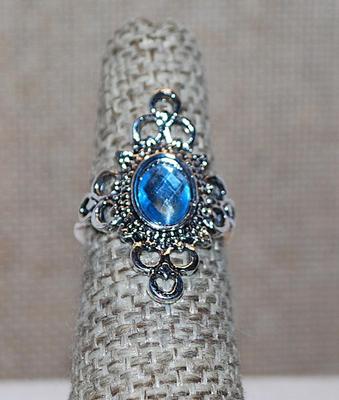 Size 5½ Light BLUE Oval Beveled Stone RING with Full Ornate Surround on a Silver Tone Setting (2.2g)